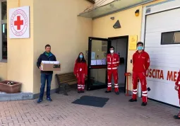 Alcuni volontari di fronte alla sede